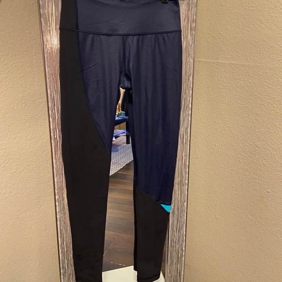 VICTORIA’S SECRET LEGGINGS - Picture 1 of 5